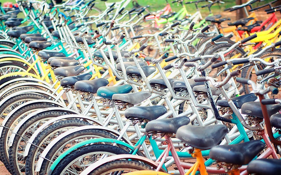 Foto, lote de bicicletas de varios colores, marrón, suelo, durante el día, bicicleta, estacionamiento, ciclista, ciclismo, deporte