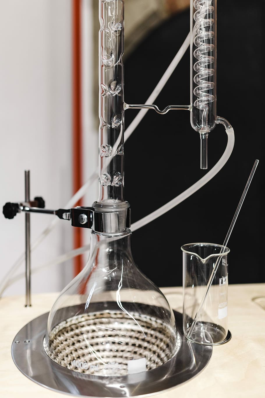 equipo de destilación de vidrio, vidrio, destilación, equipo, experimento, química, reacción, aparato, ciencia, químico