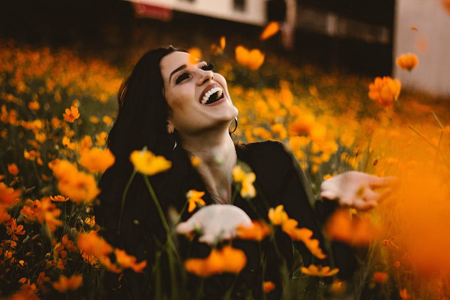 superficial, fotografía de enfoque, mujer, sonriente, flor, naranja, pétalo, florecer, jardín, planta