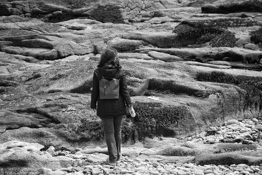 preto e branco, gente, menina, caminhando, sozinho, costa, rocha, pedra, atividade de lazer, pessoas reais