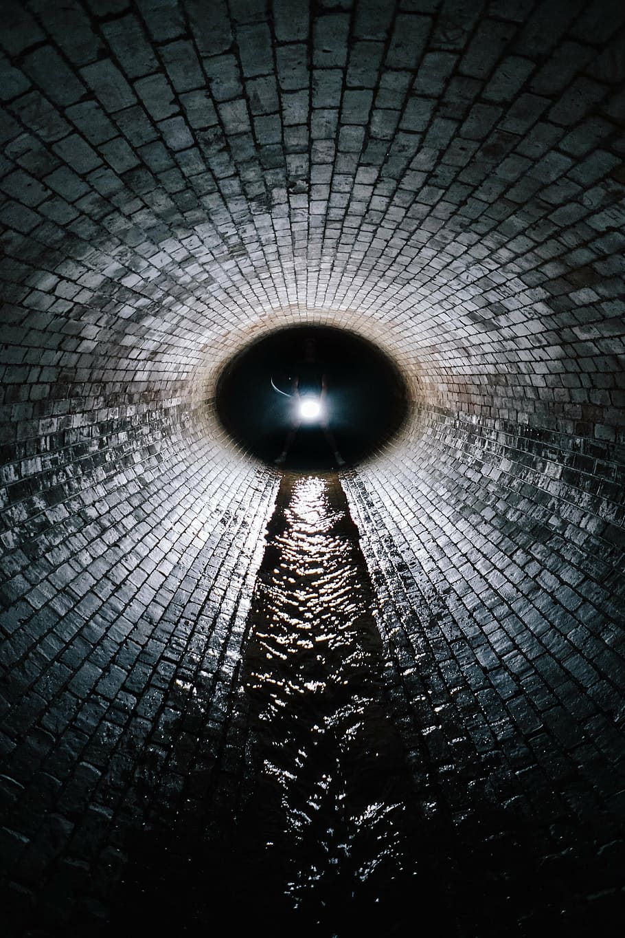 pessoa, de pé, dentro, túnel, emparedada, parede, água, caminhos, com vista para, luz solar