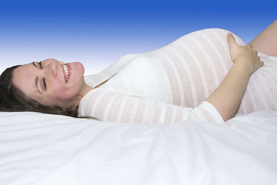 tersenyum, hamil, wanita, berbaring, putih, tempat tidur, kehamilan, ibu, bersalin, perut