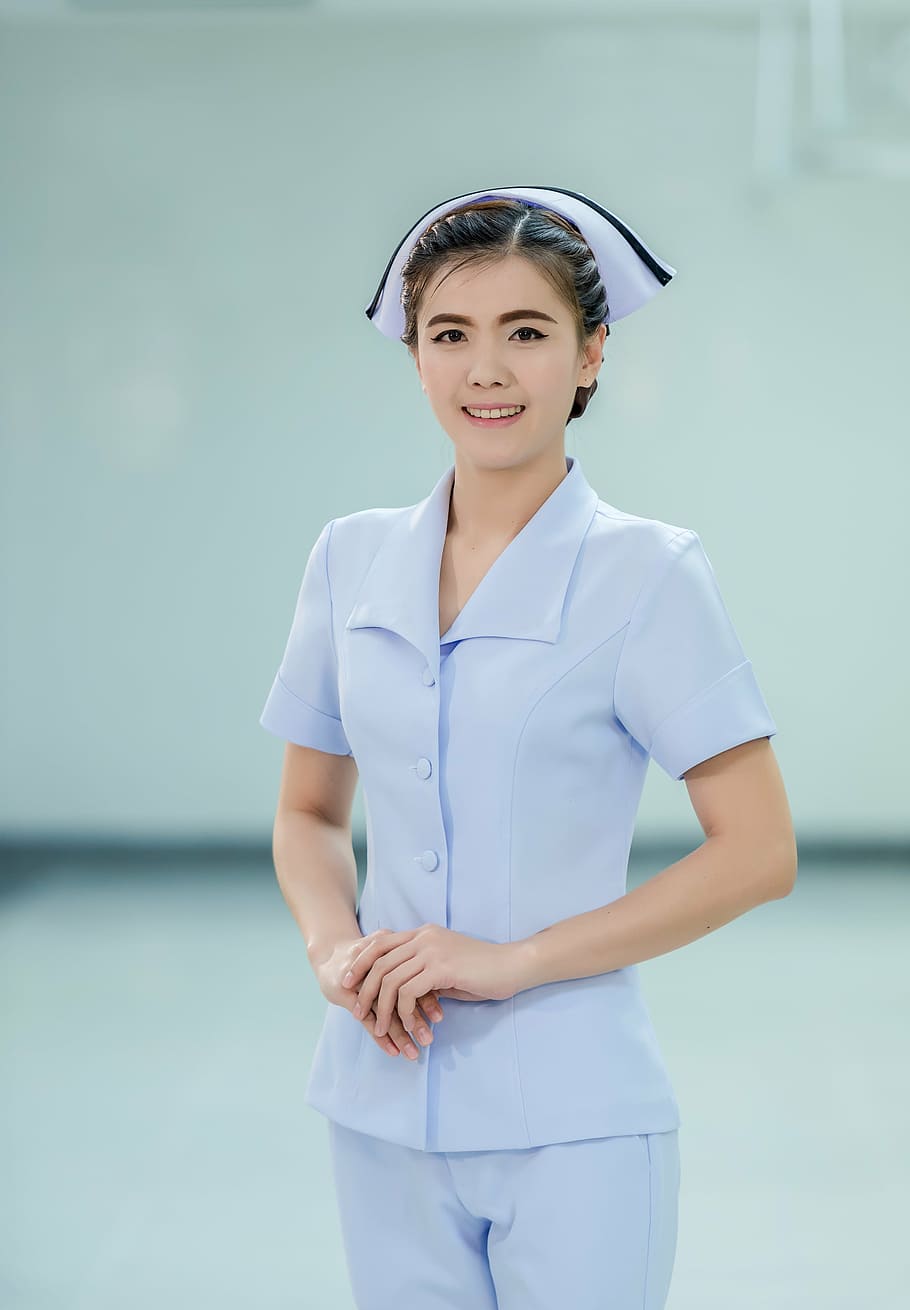 mulher, vestindo, uniforme de enfermeira, Ásia, assistência, zelador, conversa, cidadão, expandir, mais velho