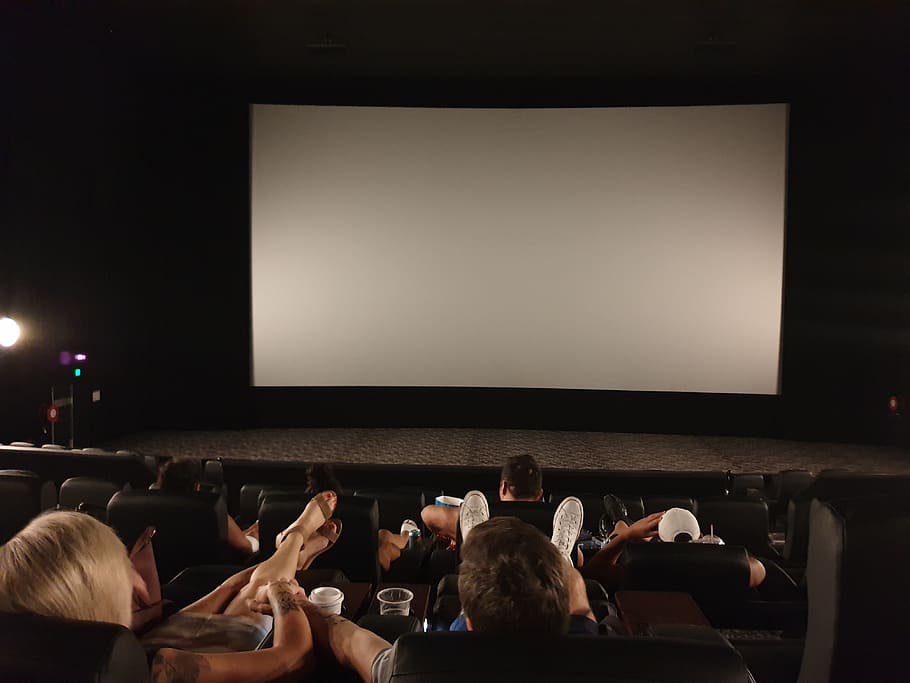 cine, teatro, pantalla, proyección, grupo de personas, pantalla de proyección, arte, cultura y entretenimiento, hombres, multitud