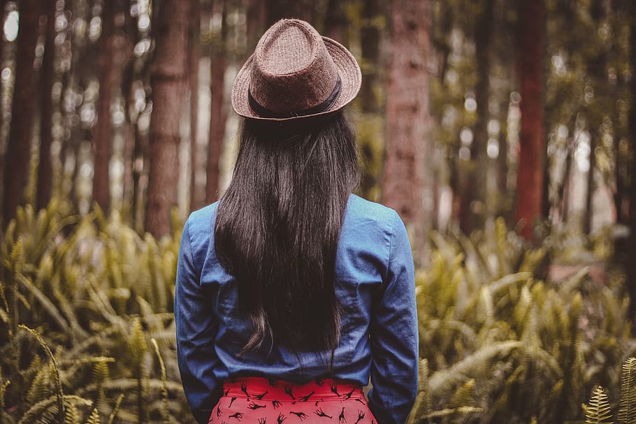 mujer, vistiendo, azul, chaqueta, rojo, fondos, sombrero fedora, maderas, moda, bosque