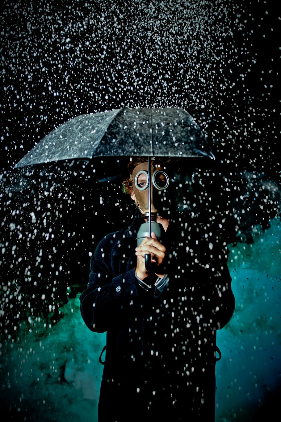 hombre, vistiendo, marrón, máscara, tenencia, paraguas, imagen, persona, gas, oscuro