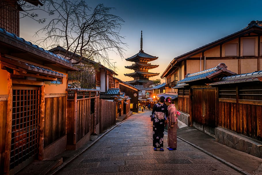 dos, mujeres, vistiendo, kimono, de pie, a lo largo, camino, arquitectura, edificio, infraestructura