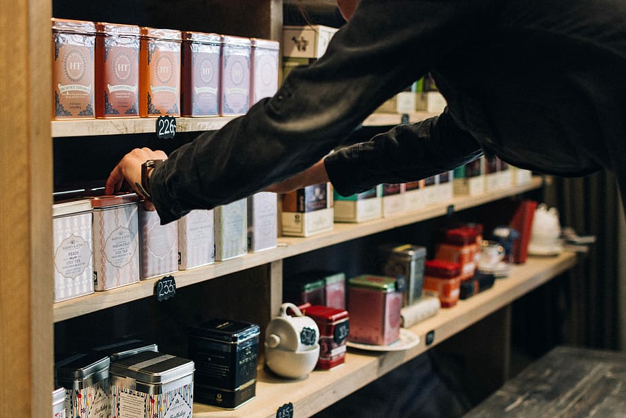 memilih teh, teh, minuman, tangan, rak, di dalam ruangan, toko, pria, satu orang, orang