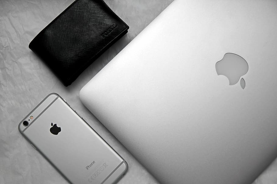 plano, laico, fotografía, espacio, gris, iphone 6, al lado, plata macbook, negro, billetera plegable de cuero