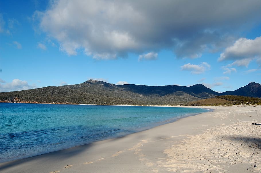 Wineglass Bay, Tasmania, Australia, playa, vacío, montañas, cielo, nube - cielo, belleza en la naturaleza, paisajes - naturaleza