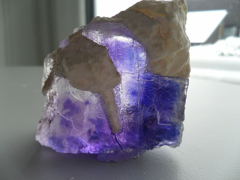 púrpura, beige, geoda, blanco, superficie, fluorita, mineral, transparente, colección de minerales, piedras preciosas