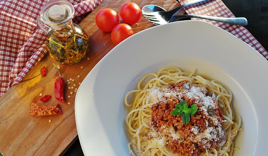 spaghetti on plate, spaghetti, noodles, bolognese, meat sauce, minced meat, meat, food, italian, pasta