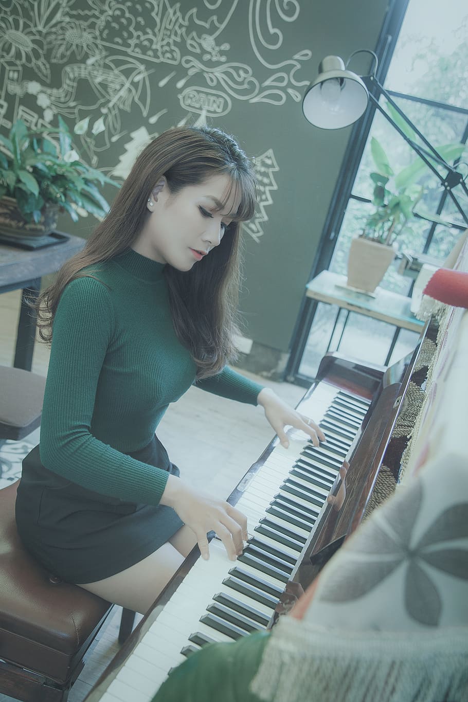 mujer tocando el piano, mujeres, femenino, asia, niña, bonita foto, pie, encantadora, sonriente, agradable