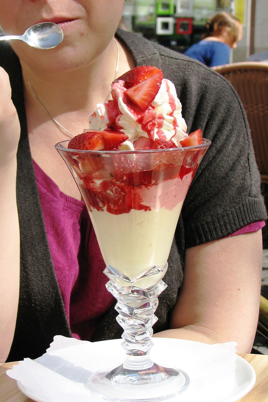 ice cream sundae, ice, delicious, strawberry, vanilla ice cream, dessert, cream, sweet, summer, ice cream parlour