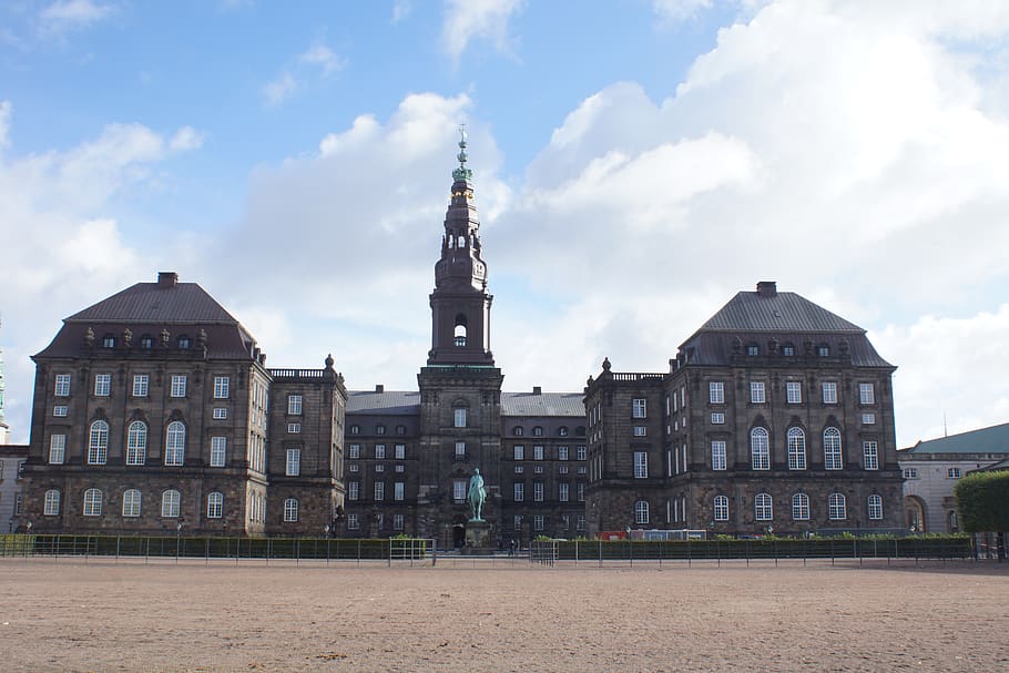 christiansborg, palácio, copenhaga, exterior do edifício, céu, nuvem - céu, estrutura construída, arquitetura, construção, natureza