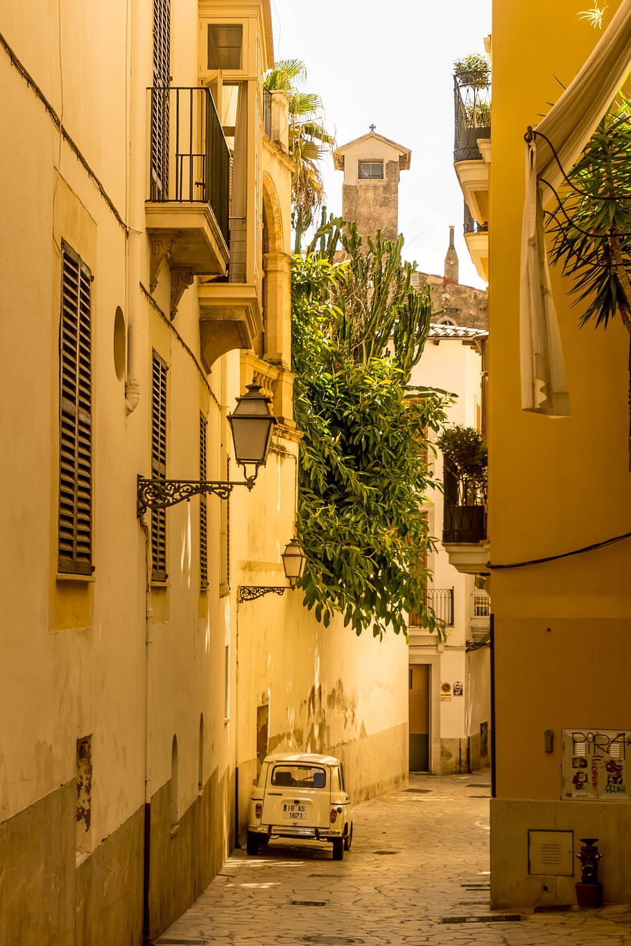 white, vehicle, parked, alleyway, palma de mallorca, alley, summer, old town, shadow, tourism