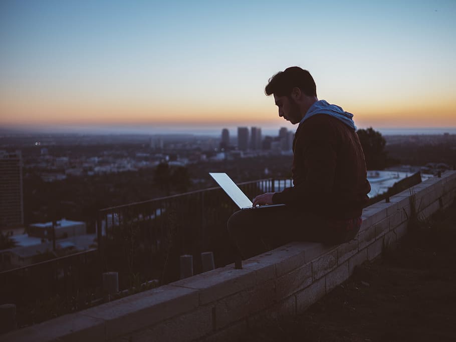 hombre, usando, computadora portátil, al aire libre, gente, oscuro, noche, puesta de sol, silueta, solo
