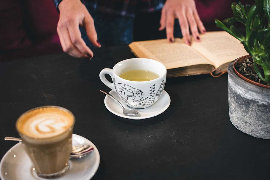 taza, té, libro, taza de té, café, bebida, manos, relajarse, café - bebida, personas