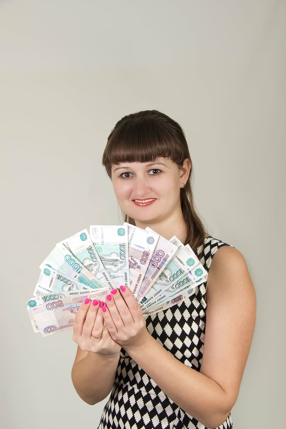 женщина, держа, вентилятор, банкноты российского рубля, девушка, деньги, держит, выиграть, в руках, показывает