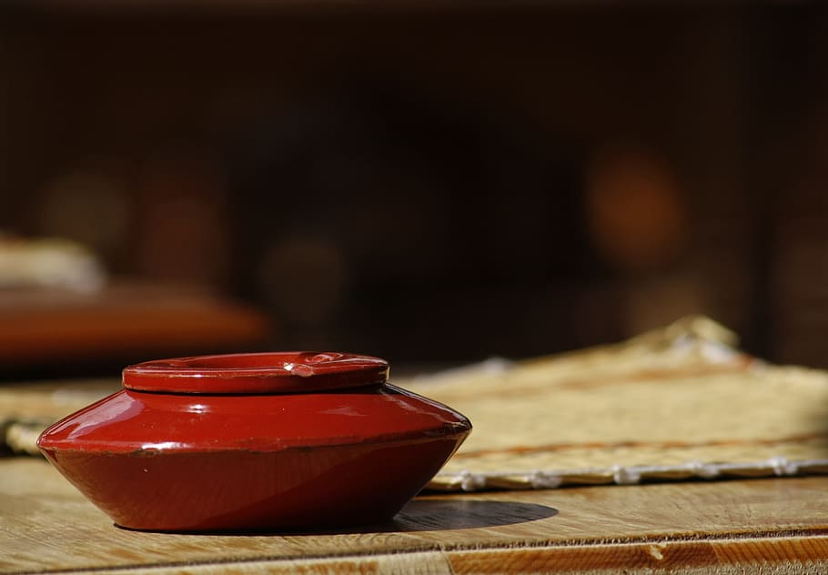cafe marrakech, cenicero, llamativo, madera - material, interiores, enfoque en primer plano, mesa, primer plano, nadie, rojo