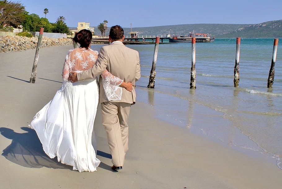 pareja de recién casados, caminar, orilla del mar, azul, cielo, durante el día, recién casados, pareja, cielo azul, novia y novio