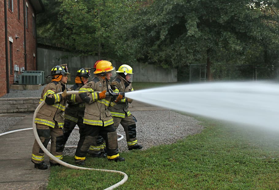 pelatihan selang, Pemadam Kebakaran, Selang, Pelatihan, tangki propana, kerja tim, bor, semprotan, keselamatan, perlindungan