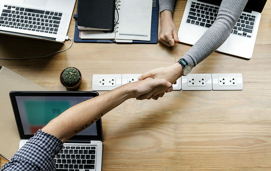 dua, orang-orang, berjabat tangan, prestasi, kesepakatan, kolaborasi, kolega, komunikasi, koneksi, kerja sama
