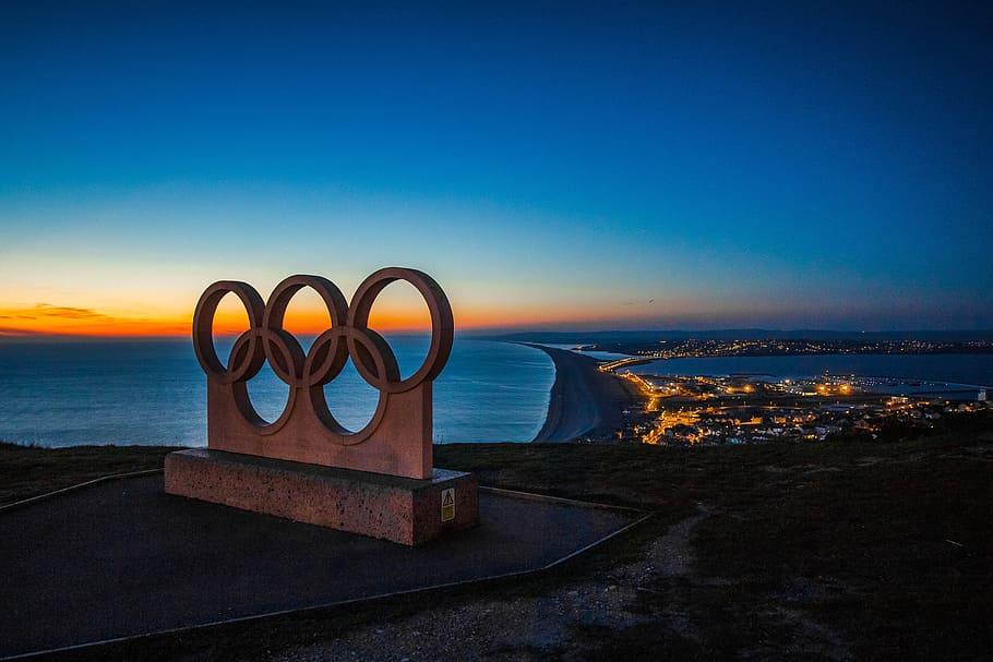 blanco, hormigón, estatua olímpica, portland, panorama, noche, símbolo, ciudad, anillos olímpicos, agua