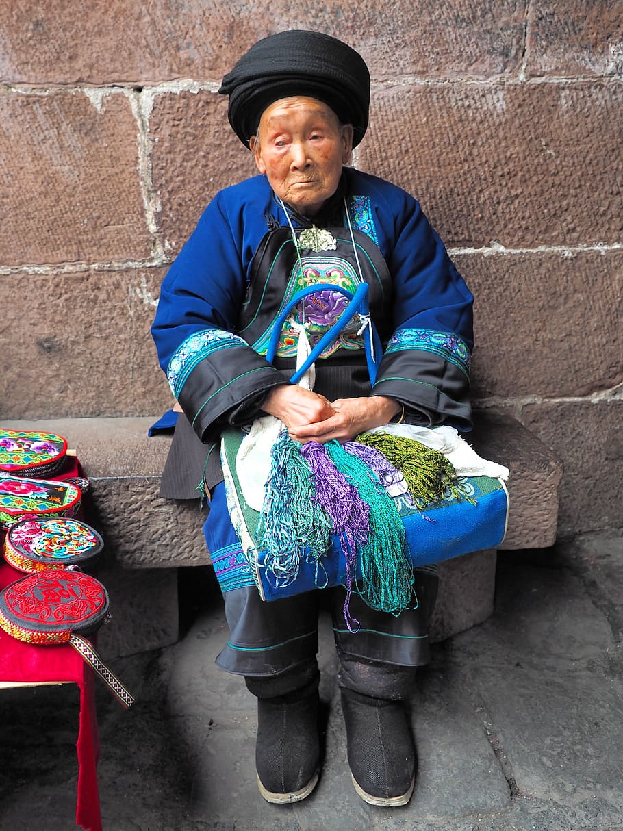 fenghuang, miao granny, 90 años, ao, china, ropa tradicional, vendedor, outdoores, personas reales, una persona