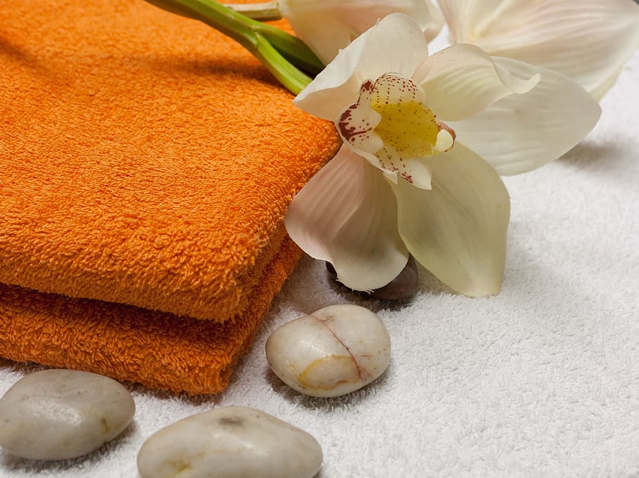 branco, orquídeas, laranja, toalha de lã, bem-estar, massagem, relaxar, relaxante, spa, relaxamento