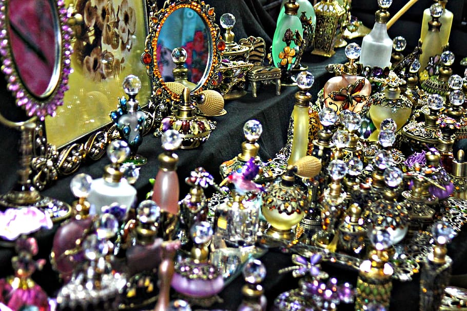 lote de joyas de colores variados, frascos de perfume, vidrio, colorido, vendedor ambulante, nueva orleans, louisiana, joyería, elección, variación