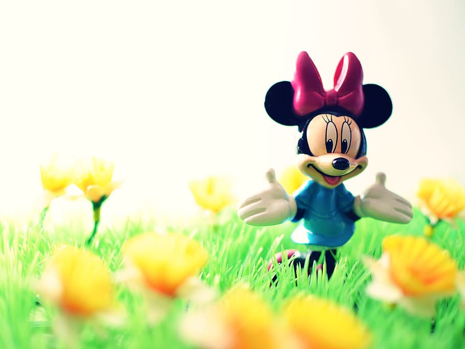 superficial, fotografía de enfoque, figura de minnie mouse, rodeado, amarillo, flores, micky mouse, juguete, feliz, walt disney