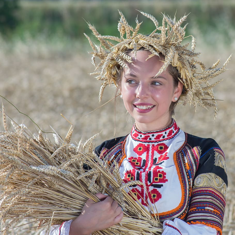 Mujer, mirando hacia los lados, sosteniendo, trigo, cosecha, naturaleza, alimentos, verano, agricultura, granja