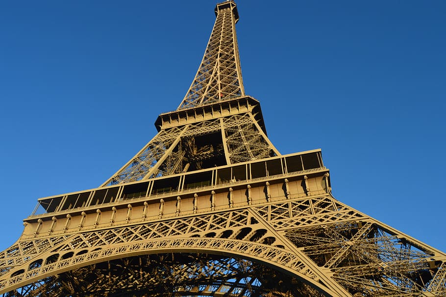 Bajo Foto De ángulo Torre Eiffel París Cielo Azul Arquitectura