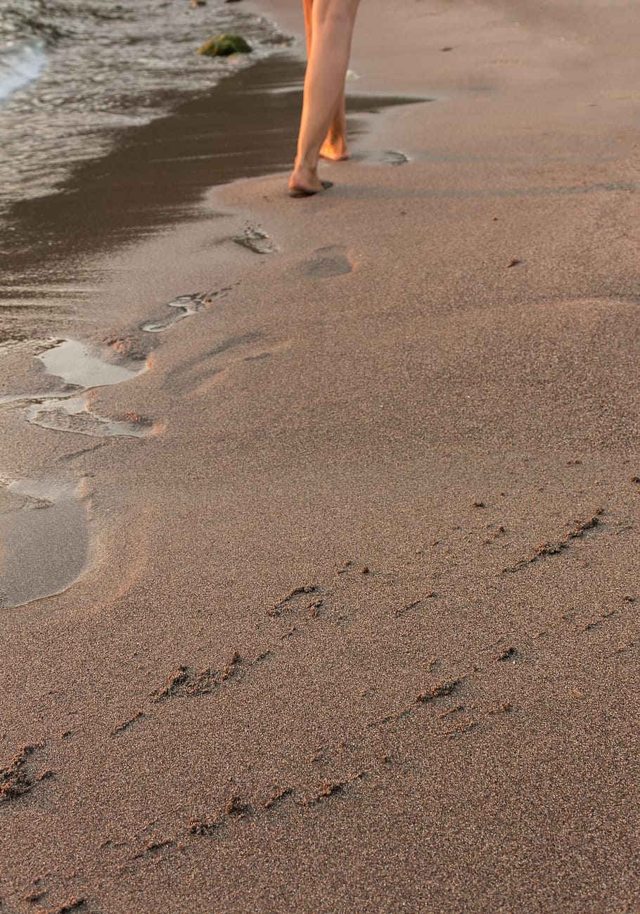 Beach walk. Босиком по песку. Ноги на песке. Ножки по песку. Ноги идут по пляжу.