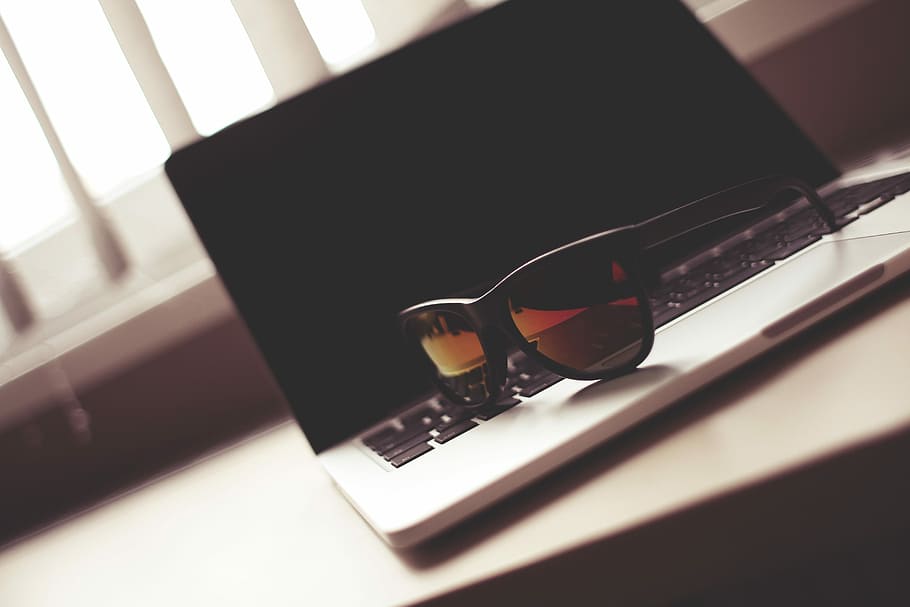 kacamata hitam mode, Mode, Kacamata hitam, MacBook, kacamata, kantor rumah, laptop, kantor, teknologi, bisnis