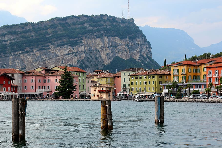Italia, Garda, Torbole, montañas, barcos, banco, paseo marítimo, Europa, mar, ciudad