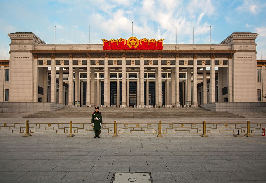 Hombre, de pie, detrás, marrón, hormigón, estructura, Beijing, China, museo, Asia