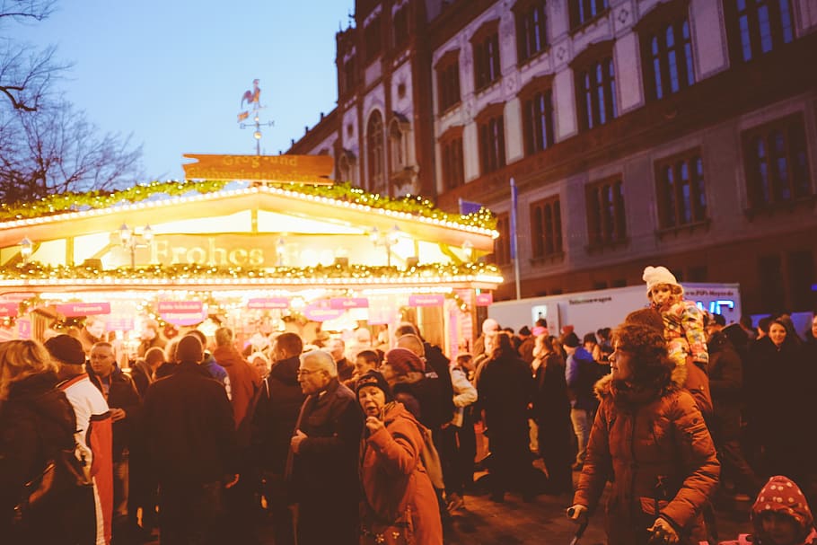 Mercado de Navidad, arte y entretenimiento, gente, noche, navidad, multitud, invierno, iluminado, luces de navidad, equipo de iluminación