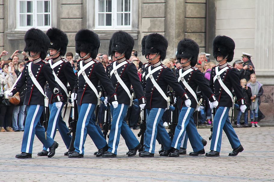Hombre, vistiendo, uniforme negro y azul, marchando, calle, durante el día, guardia real, cambio de guardia, palacio de amalienborg, copenhague