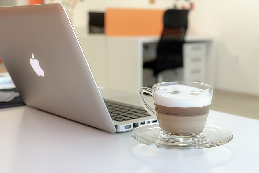 seletivo, fotografia de foco, macbook prata ativado, mesa, ao lado, xícara, café, claro, vidro, xícara de chá