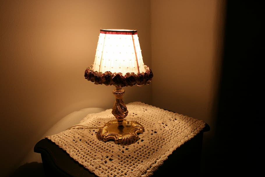 lámpara, mesita de noche, toalla de ganchillo, equipo de iluminación, lámpara eléctrica, iluminada, pantalla de la lámpara, en interiores, sin personas, mesa