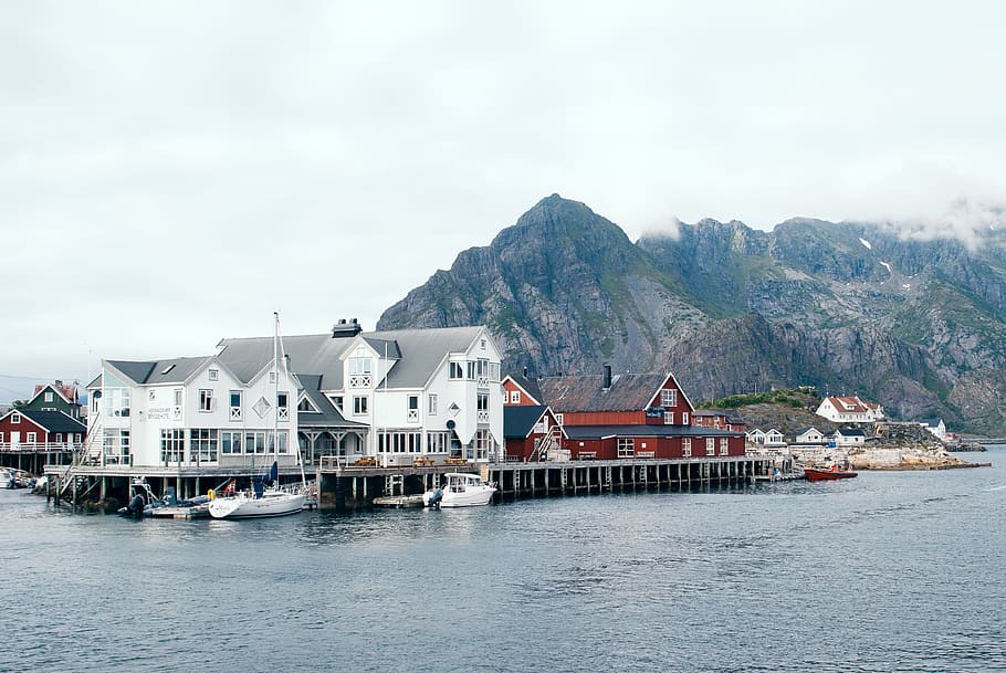 aldeia de henningsvaer, vila de Henningsvaer, ilhas Lofoten, paisagem, locais de viagem, mar, fiorde, embarcação náutica, água, casa