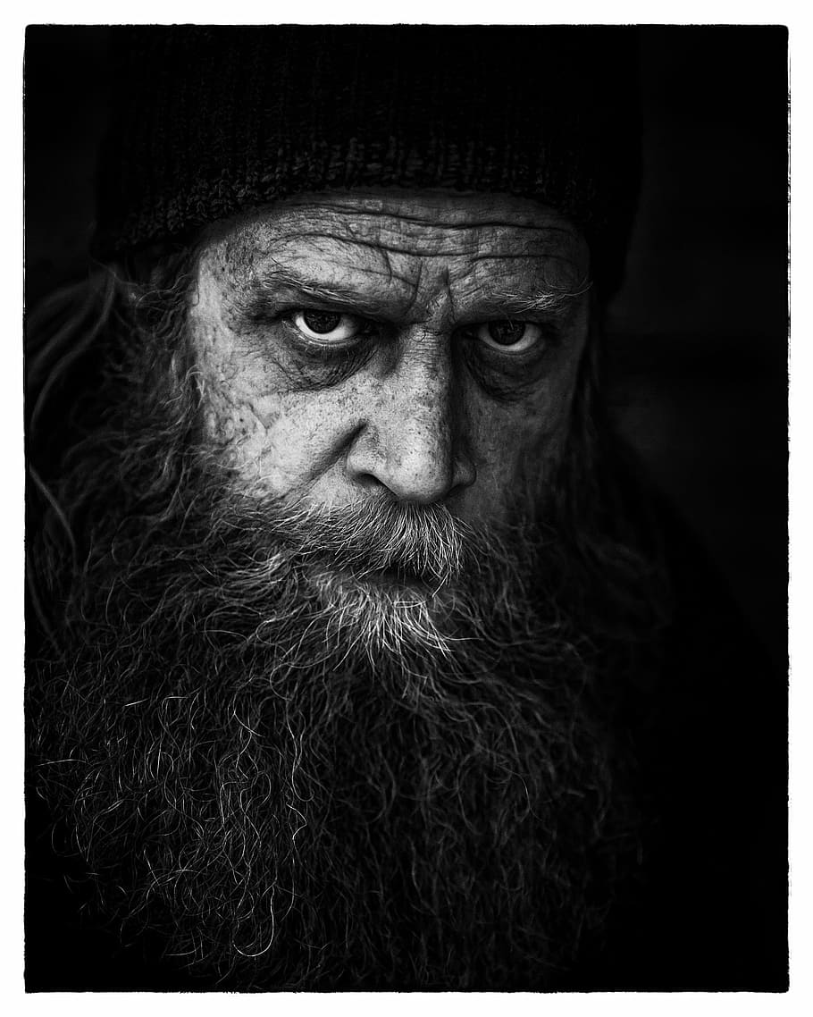 Hombre, vistiendo, tejer, gorra retrato en escala de grises, personas, personas sin hogar, hombres, calle, pobreza, social