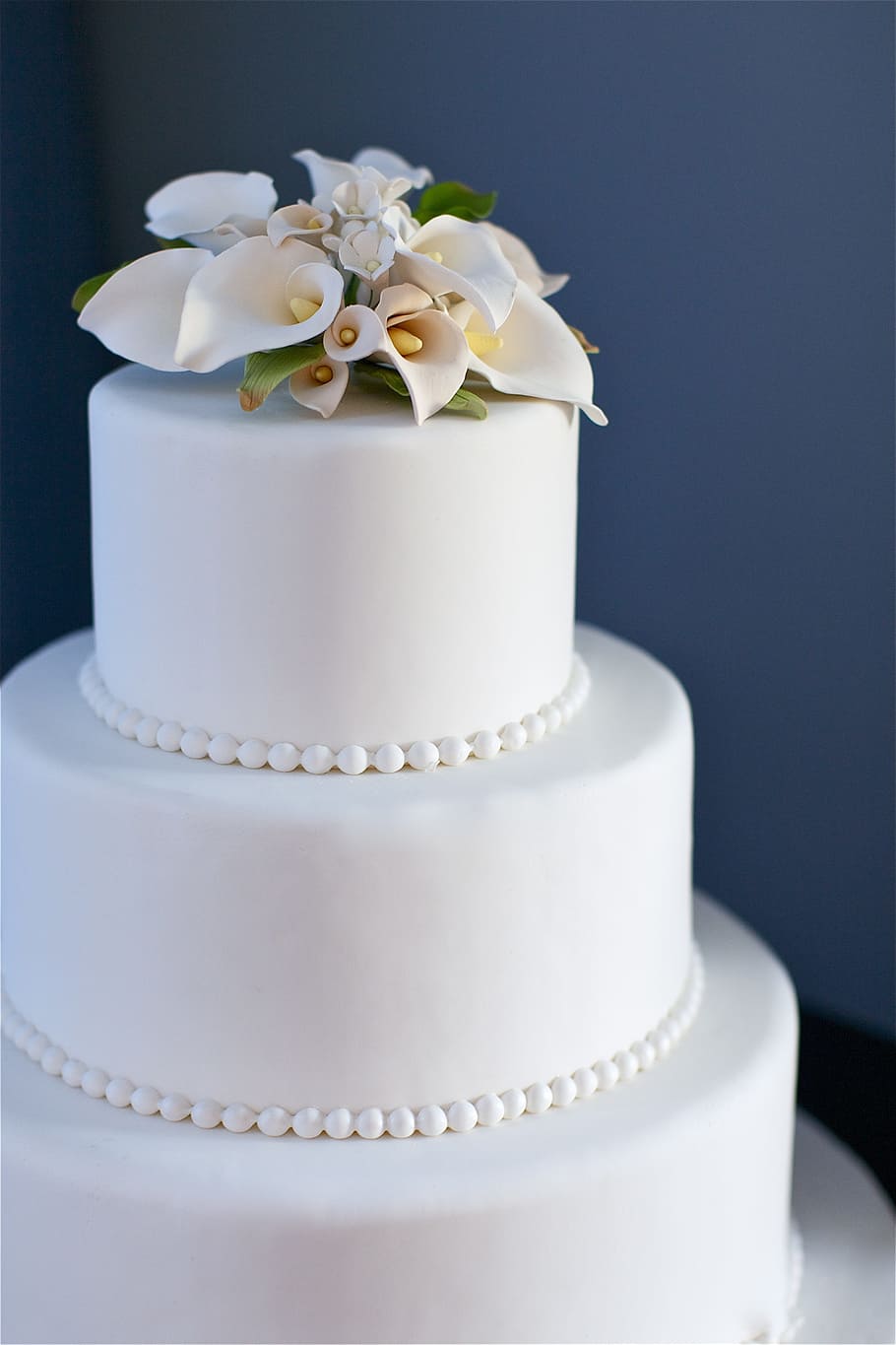 blanco, formación de hielo, recubierto, 3 niveles, fondant, pastel, fotografía, azul, pastel de bodas, boda