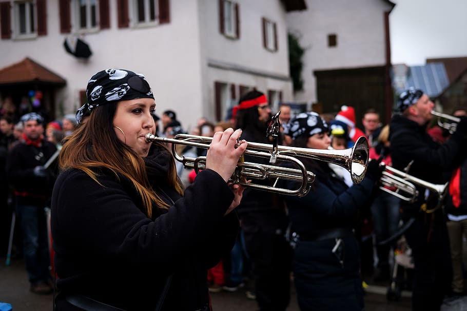 banda, música, trompeta, instrumento, instrumento musical, instrumento de viento, carnaval, tontos, enfoque en primer plano, mujeres