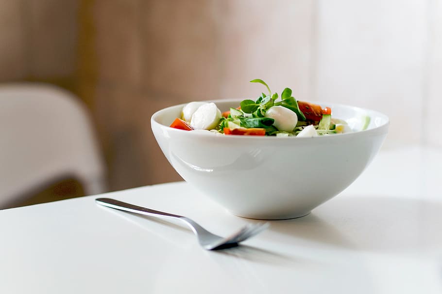 salad sayuran, mangkuk, garpu berwarna perak, putih, meja, gaya hidup, sehat, makanan, salad, sayuran