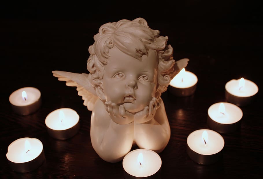 blanco, figurilla de querubín, además, velas, dentro, oscuro, habitación, ángel, cara de ángel, manos