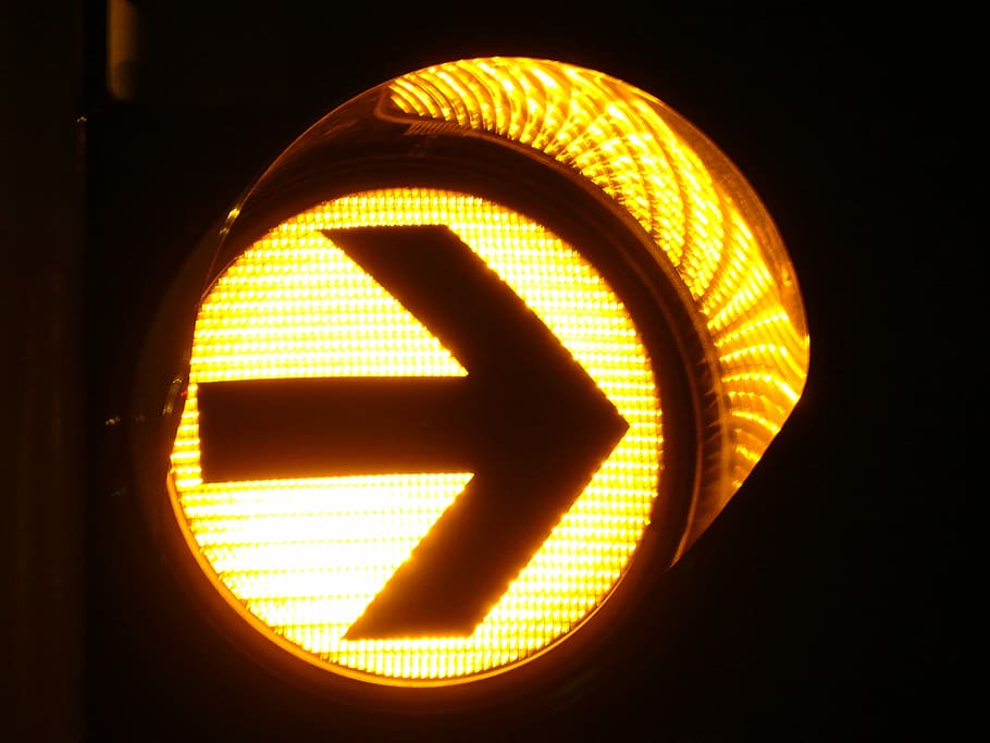 precaución señalización de la calle, semáforos, naranja, señal de tráfico, carretera, señal luminosa, luz, gire a la derecha, flecha, gire