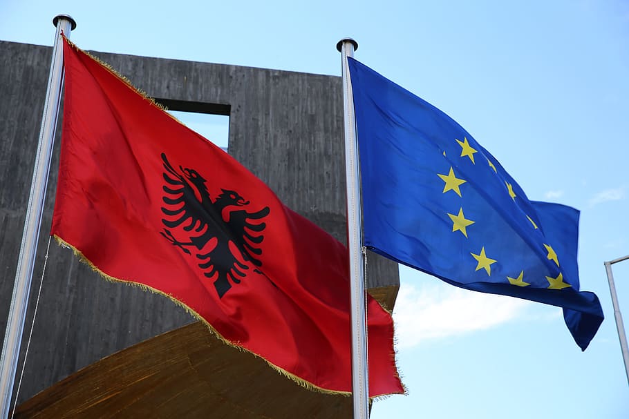 banderas, albania, ue, europa, símbolo, rojo, patriotismo, cielo, azul, vista de ángulo bajo